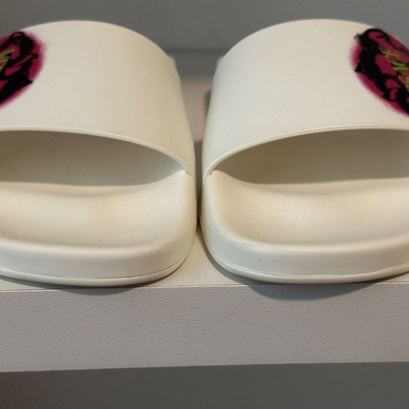 Versace graffiti Medusa-print slides - Picture 5 of 8